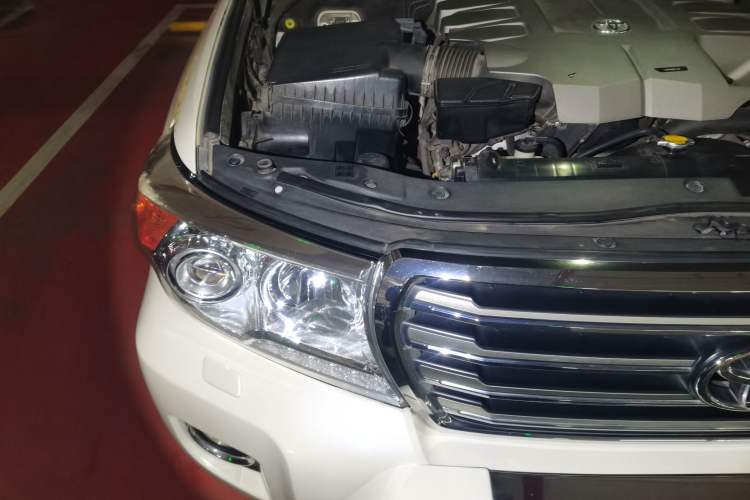Used Toyota Land Cruiser 2015 4.6L V8 Middle East Limited Edition Engine Bay Right