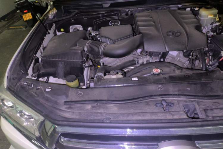 Used Toyota Land Cruiser 2015 4.0L V6 Middle East Low-Trim Version Engine Bay Right