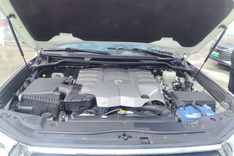 Used Toyota Land Cruiser  Engine Bay