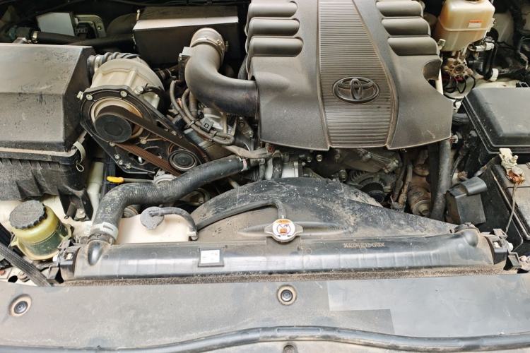 Used Toyota Land Cruiser 2015 4.0L V6 Middle East Low-Trim Version Engine Bay