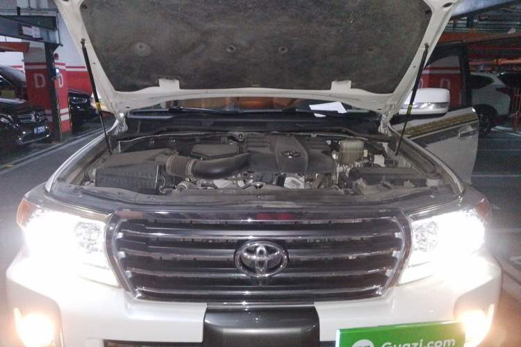 Used Toyota Land Cruiser 2015 4.0L V6 Middle East Limited Edition Engine Bay