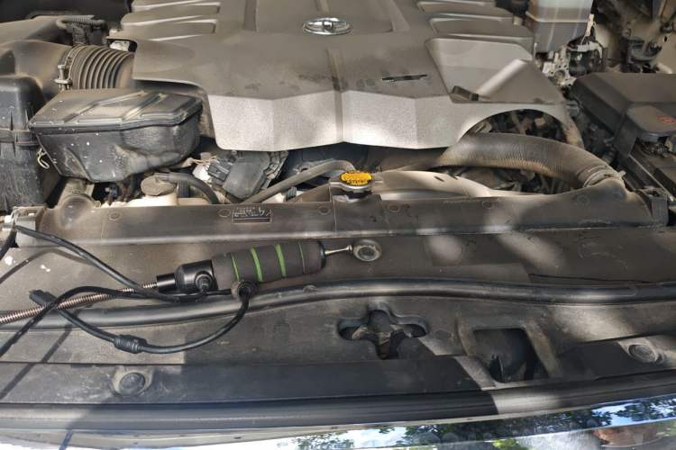 Used Toyota Land Cruiser  Engine Bay