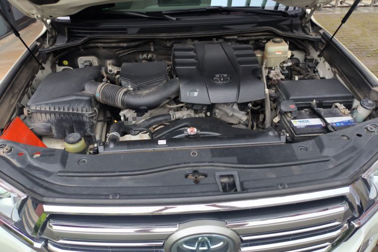 Used Toyota Land Cruiser 2015 4.0L V6 Middle East Low-Trim Version Engine Bay