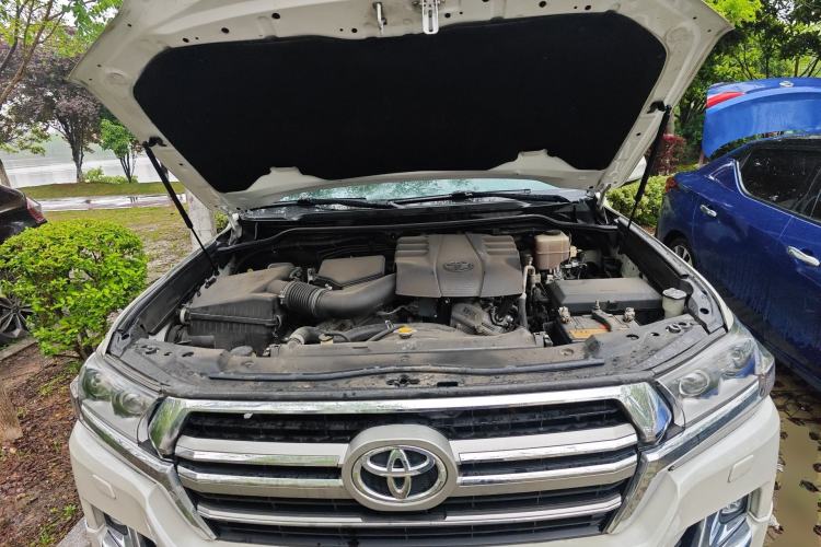 Used Toyota Land Cruiser  Engine Bay