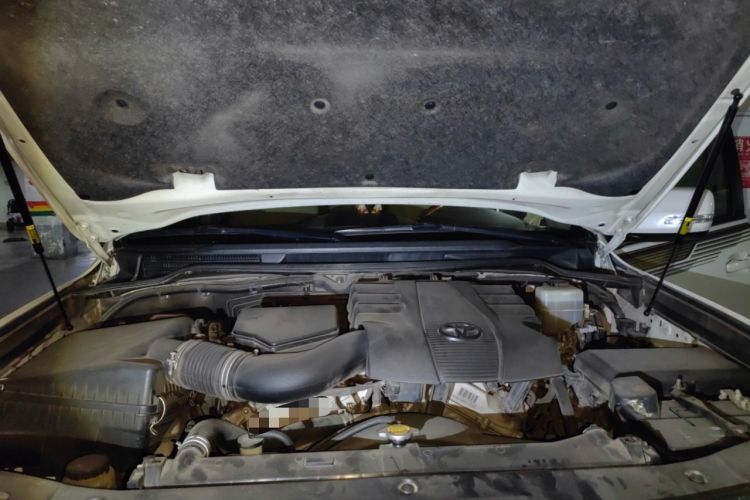 Used Toyota Land Cruiser 2015 4.0L 5-Seater Middle East Version Engine Bay