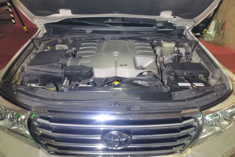 Used Toyota Land Cruiser 2015 4.6L V8 Middle East Limited Edition Engine Bay