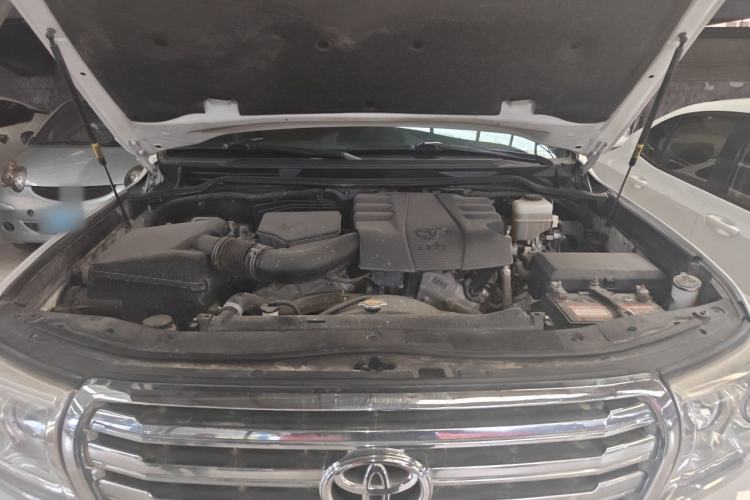 Used Toyota Land Cruiser 2015 4.0L V6 Middle East Low-Trim Version Engine Bay