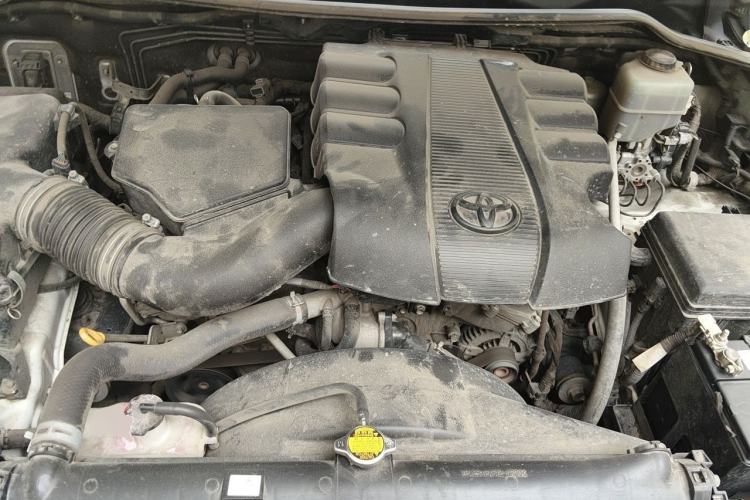 Used Toyota Land Cruiser  Engine Bay