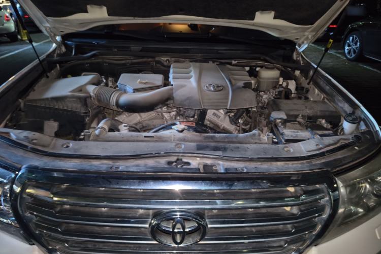 Used Toyota Land Cruiser 2015 4.0L V6 Middle East Low-Trim Version Engine Bay