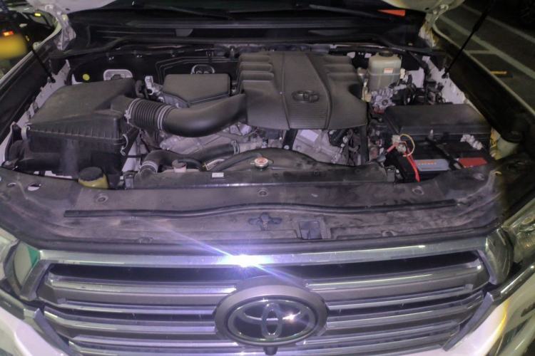 Used Toyota Land Cruiser 2015 4.0L V6 Middle East Low-Trim Version Engine Bay