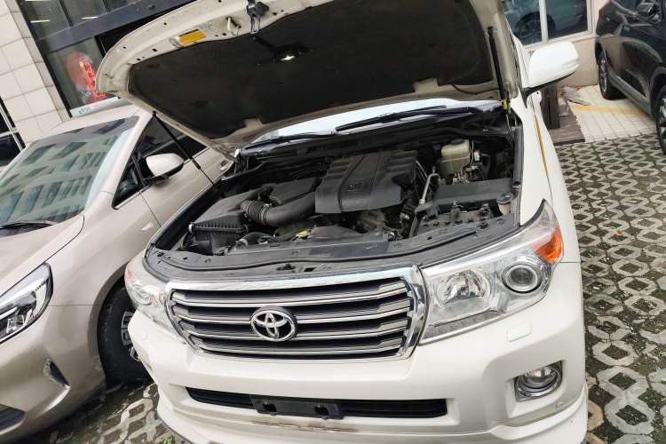 Used Toyota Land Cruiser 2015 4.0L V6 Middle East Low-Trim Version Engine Bay