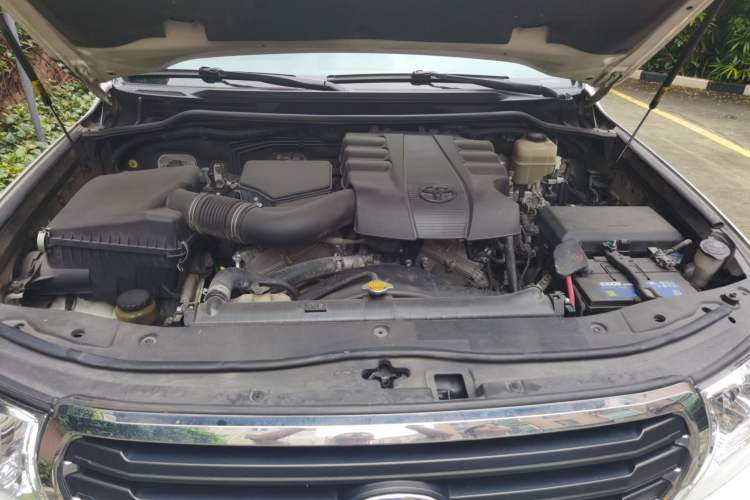 Used Toyota Land Cruiser  Engine Bay