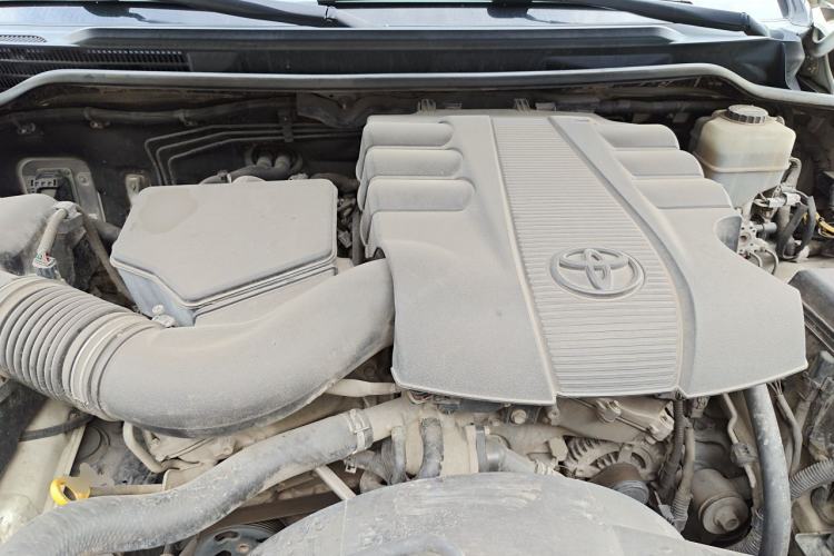 Used Toyota Land Cruiser  Engine Bay