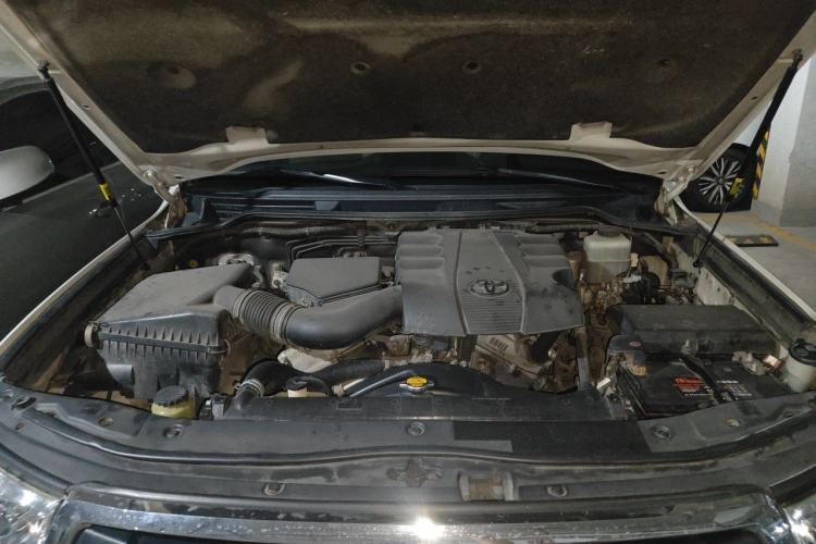 Used Toyota Land Cruiser 2015 4.0L V6 Middle East Low-Trim Version Engine Bay