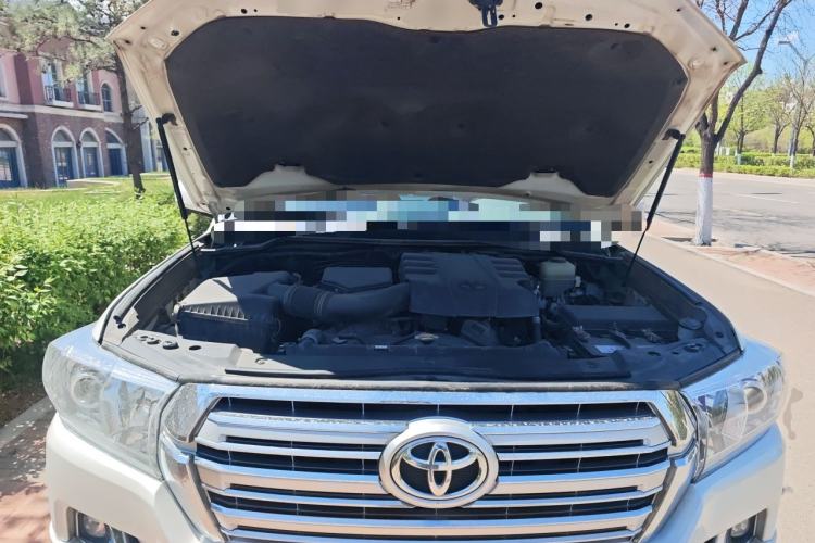 Used Toyota Land Cruiser  Engine Bay