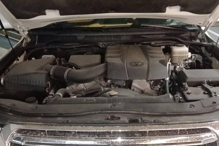 Used Toyota Land Cruiser 2015 4.0L 5-Seater Middle East Version Engine Bay
