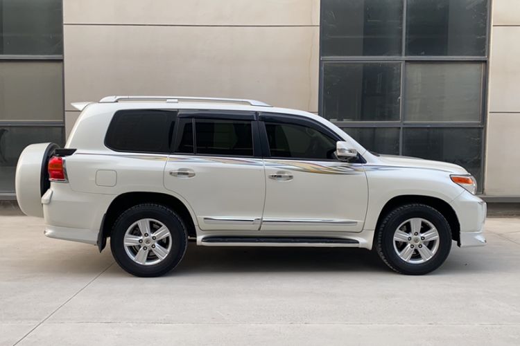 Used Toyota Land Cruiser 2015 4.0L V6 Middle East Low-Trim Version Exterior 1