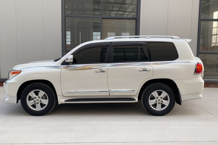 Used Toyota Land Cruiser 2015 4.0L V6 Middle East Low-Trim Version Exterior 2