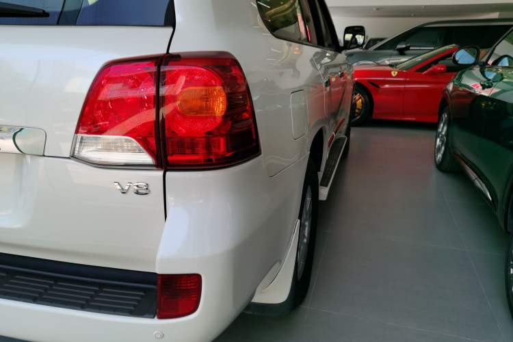 Used Toyota Land Cruiser 2015 4.6L V8 Low-Power Version Middle East Edition Exterior 3