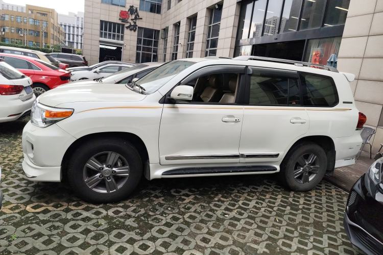 Used Toyota Land Cruiser 2015 4.0L V6 Middle East Low-Trim Version Exterior 3
