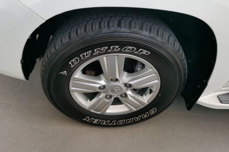 Used Toyota Land Cruiser 2015 4.6L V8 Low-Power Version Middle East Edition Exterior 4
