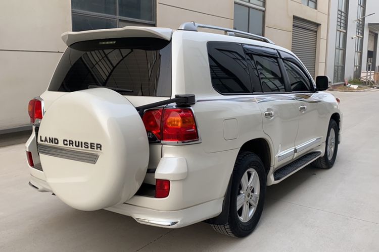 Used Toyota Land Cruiser 2015 4.0L V6 Middle East Low-Trim Version Exterior 4