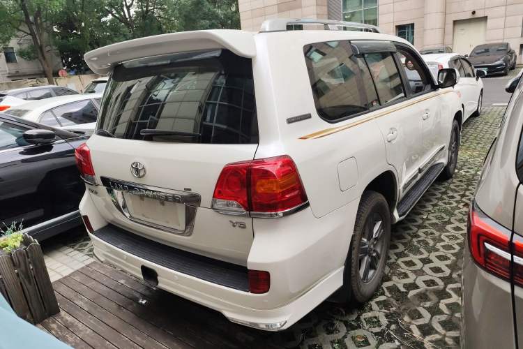 Used Toyota Land Cruiser 2015 4.0L V6 Middle East Low-Trim Version Exterior 5