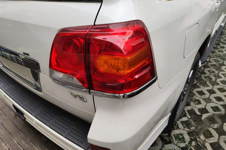 Used Toyota Land Cruiser 2015 4.0L V6 Middle East Low-Trim Version Exterior 6