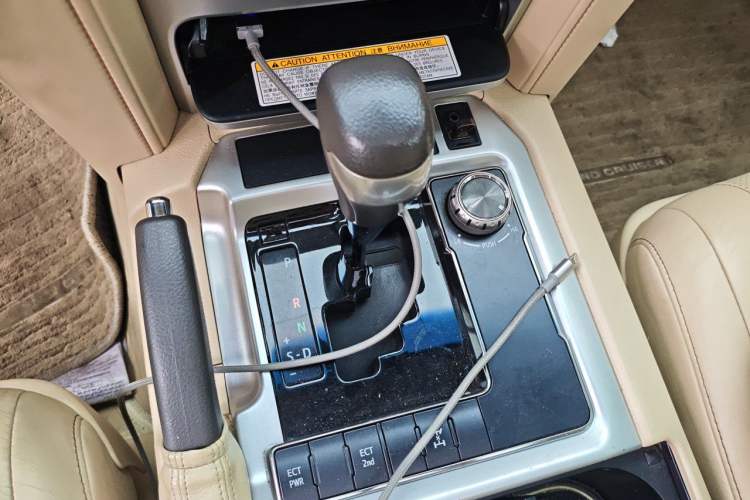 Used Toyota Land Cruiser 2015 4.0L VX-R 8-Seater Middle East Version Gear Lever