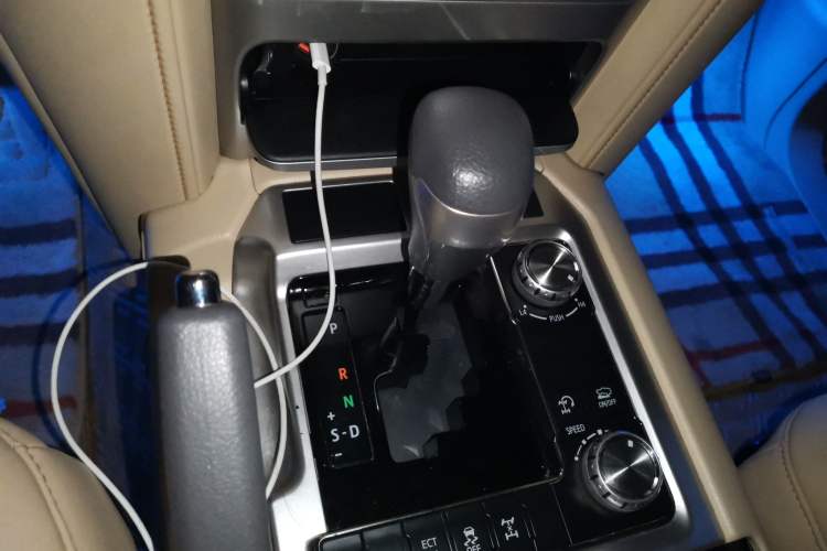 Used Toyota Land Cruiser 2015 4.0L V6 Middle East Limited Edition Gear Lever