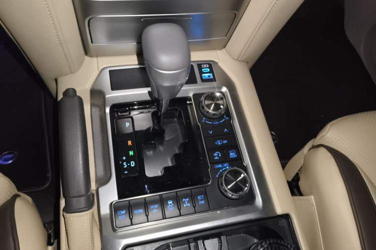 Used Toyota Land Cruiser 2015 4.0L V6 Middle East Low-Trim Version Gear Lever