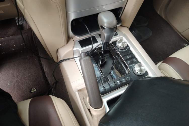 Used Toyota Land Cruiser 2015 4.0L V6 Middle East Low-Trim Version Gear Lever