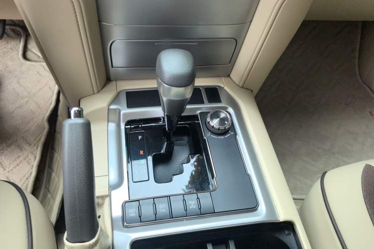 Used Toyota Land Cruiser 2015 4.0L 8-Seater Middle East Version Gear Lever