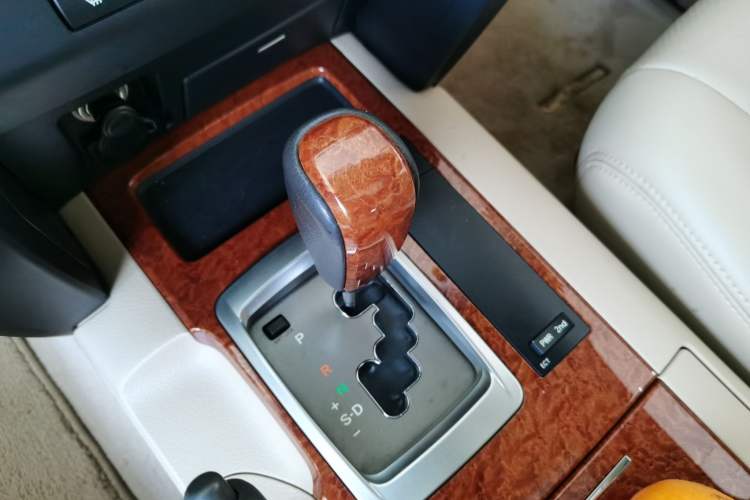 Used Toyota Land Cruiser 2015 4.6L V8 Low-Power Version Middle East Edition Gear Lever