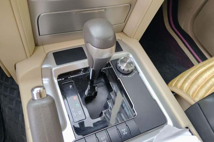 Used Toyota Land Cruiser 2015 4.0L V6 Middle East Low-Trim Version Gear Lever