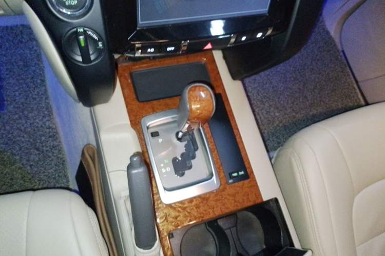 Used Toyota Land Cruiser 2015 4.0L V6 Middle East Limited Edition Gear Lever