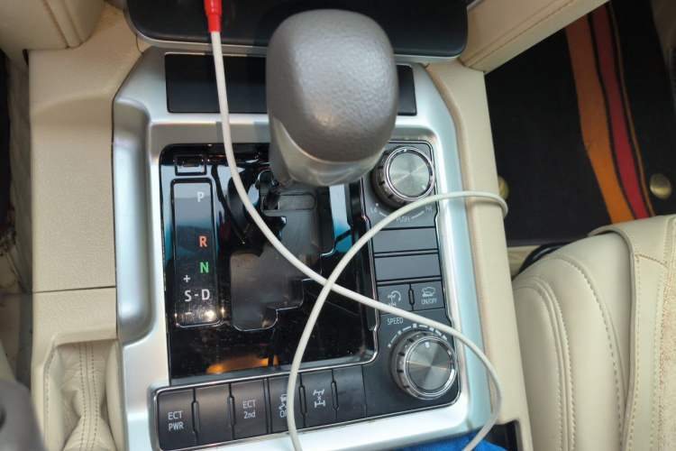 Used Toyota Land Cruiser 2015 4.0L V6 Middle East Low-Trim Version Gear Lever
