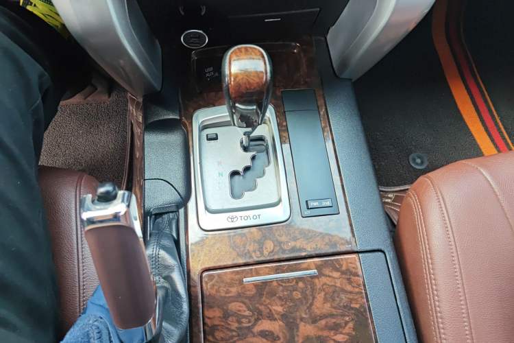 Used Toyota Land Cruiser 2015 4.0L V6 Middle East Low-Trim Version Gear Lever
