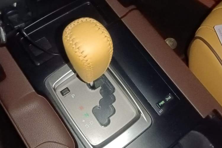 Used Toyota Land Cruiser 2015 4.0L 5-Seater Middle East Version Gear Lever