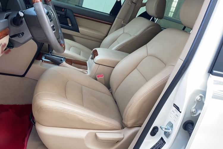 Used Toyota Land Cruiser 2015 4.0L V6 Middle East Low-Trim Version Interior 1