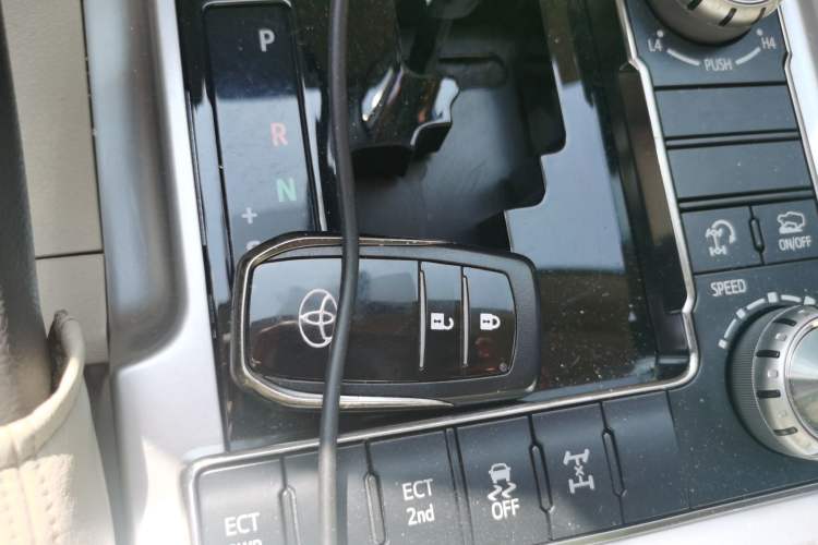 Used Toyota Land Cruiser 2015 4.0L V6 Middle East Low-Trim Version Interior 1