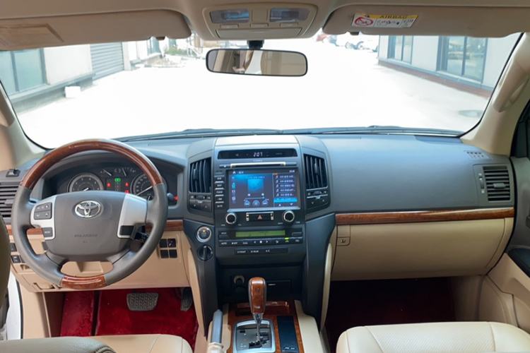 Used Toyota Land Cruiser 2015 4.0L V6 Middle East Low-Trim Version Interior 2
