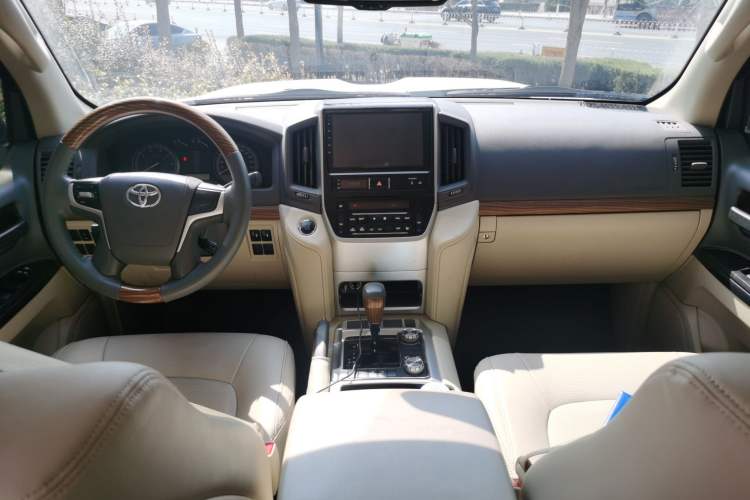 Used Toyota Land Cruiser 2015 4.0L V6 Middle East Low-Trim Version Interior 2