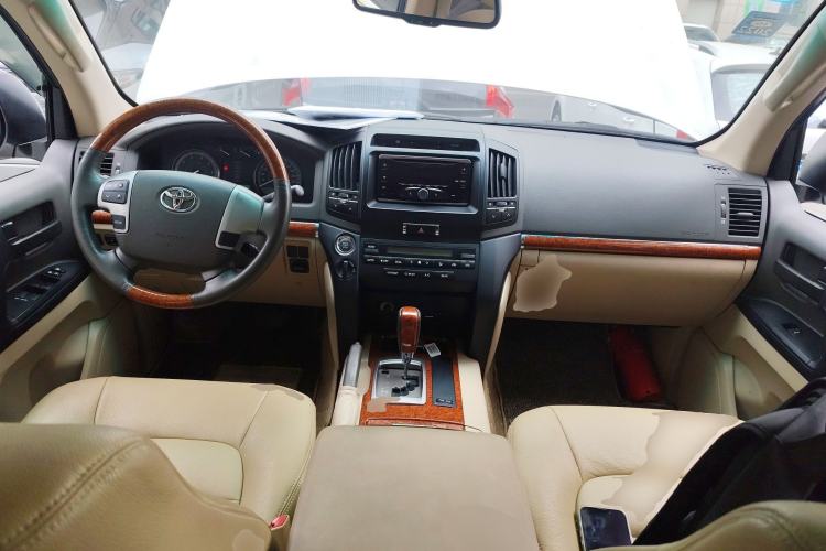Used Toyota Land Cruiser 2015 4.0L V6 Middle East Low-Trim Version Interior 2