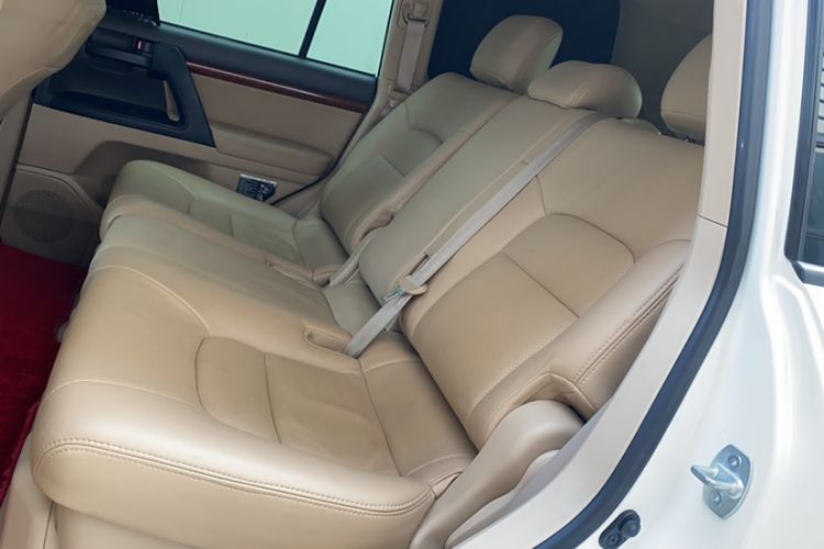 Used Toyota Land Cruiser 2015 4.0L V6 Middle East Low-Trim Version Interior 3
