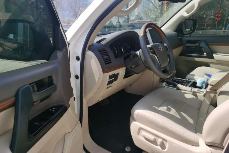Used Toyota Land Cruiser 2015 4.0L V6 Middle East Low-Trim Version Interior 3