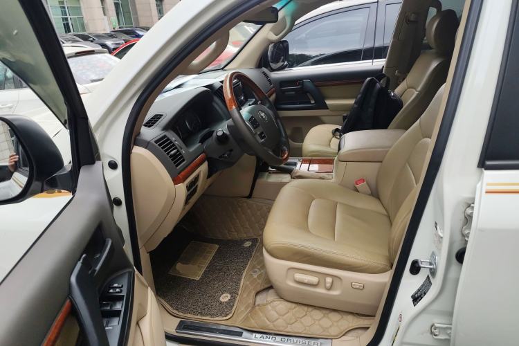 Used Toyota Land Cruiser 2015 4.0L V6 Middle East Low-Trim Version Interior 3