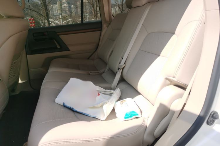 Used Toyota Land Cruiser 2015 4.0L V6 Middle East Low-Trim Version Interior 4