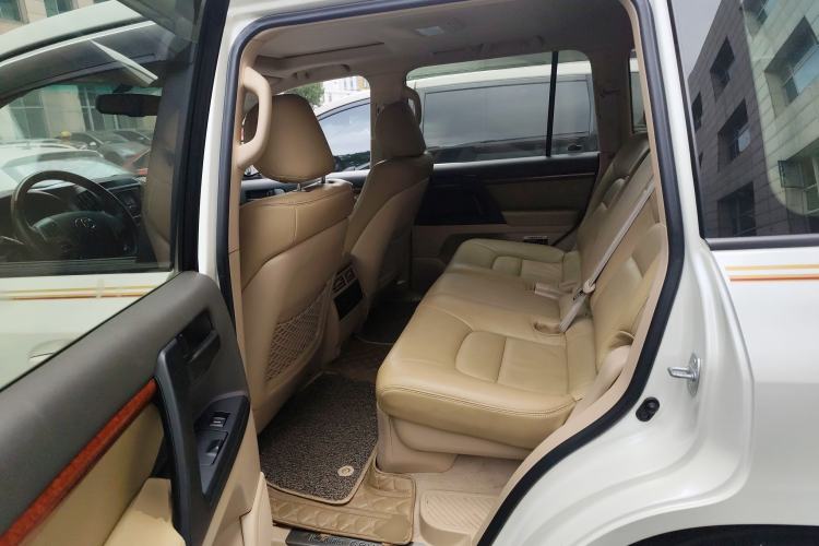 Used Toyota Land Cruiser 2015 4.0L V6 Middle East Low-Trim Version Interior 4