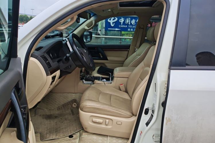 Used Toyota Land Cruiser 2015 4.0L VX-R 8-Seater Middle East Version Left Front Seat
